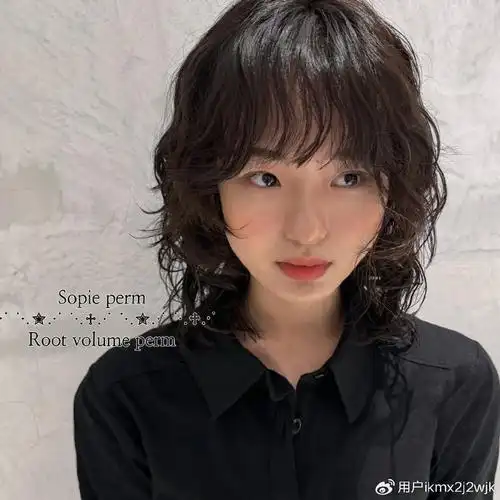 女人头发少,发型就选全头烫,蓬松时尚,尽显洋气风范|发型|烫发|头发