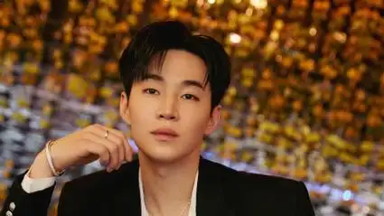 刘宪华贵公子气质拉满 衬衫解扣性张力十足