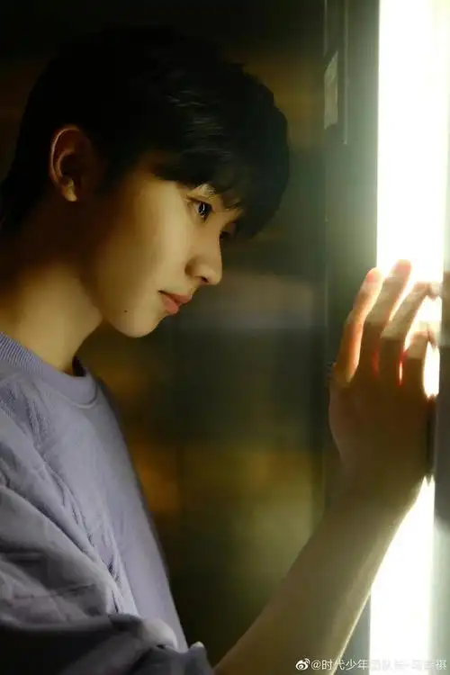 马嘉祺晒九宫格营业图紫色毛衣出镜森系氛围感拉满侧颜好绝啊