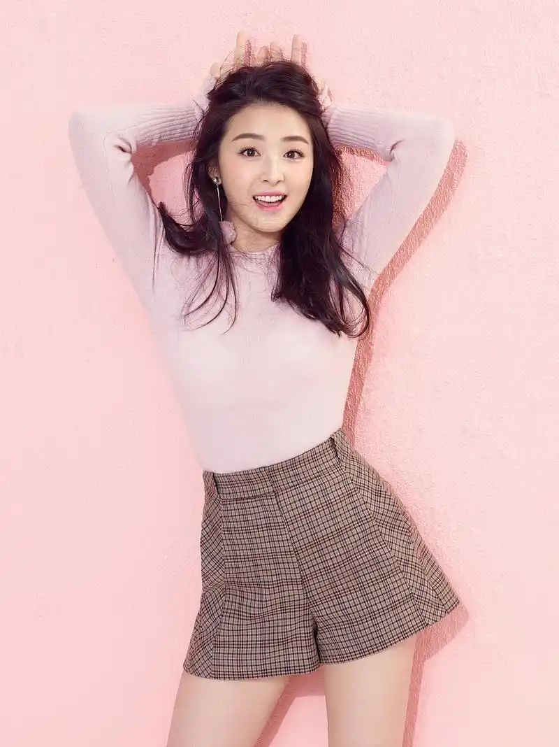 张含韵还真挺恋爱脑的,她和佟梦实一眨眼已经在一起三年了,男方比她小