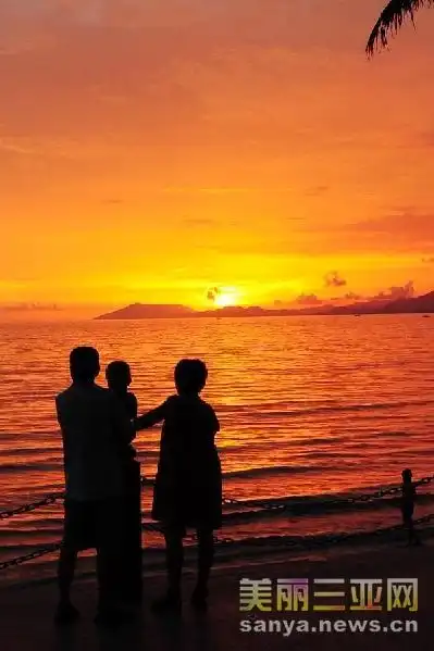 8月20日,一家三口在海边纳凉.新华社记者 侯建森 摄