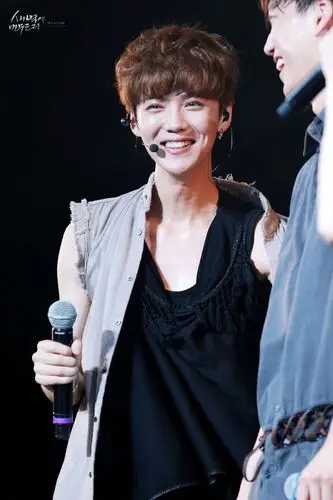 鹿晗,这迷人的微笑印在深深的脑海中挥之不去