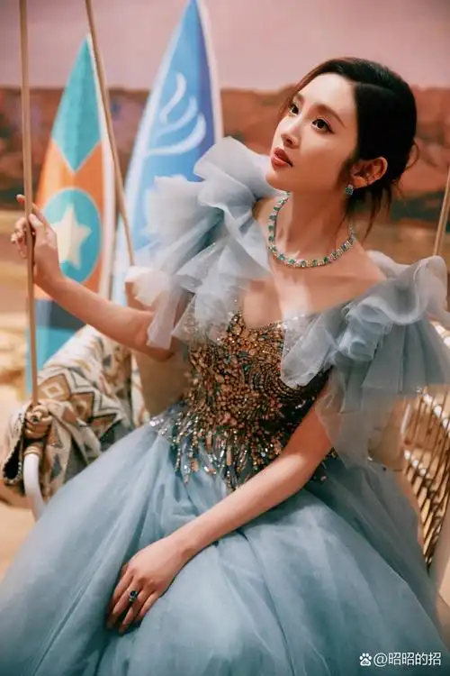 唐艺昕  唐艺昕,一抹蓝纱轻披,宛如深海中的精灵,精致中透着不可言喻