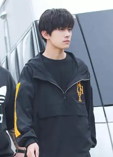 原来易烊千玺的中分是这么来的,忍住看完后,网友:纯天然无污染