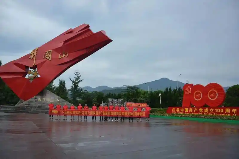 中国信鸽行业向中国共产党建党100周年献礼 10万羽和平鸽在天安门广场