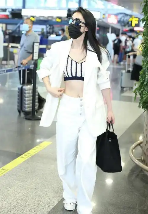 张俪越来越有女团范儿了西装套装配超短内搭秀身材脐环挺撩人