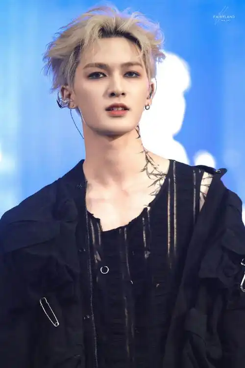 朱正廷罗蒙环球乐园#朱正廷新舞台这个纹身好帅好野