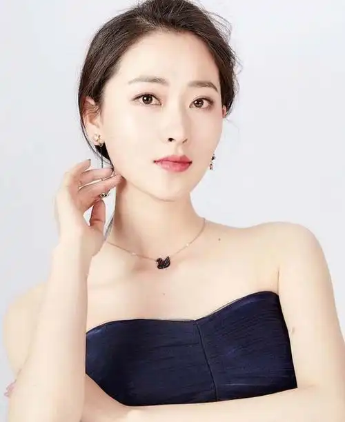 何雨虹漂亮图片何雨虹身材写真