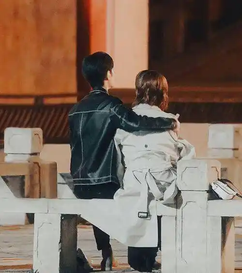 肖战杨紫《余生》路透,肖战搂着杨紫好贴心,杨紫鞋子被嘲太老土_网友