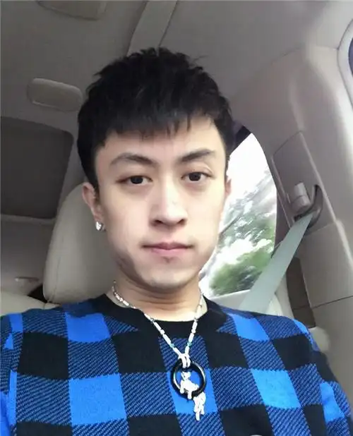 从百度搜索我们得知秦奋的认证信息为"上海奋荣投资公司董事长,king