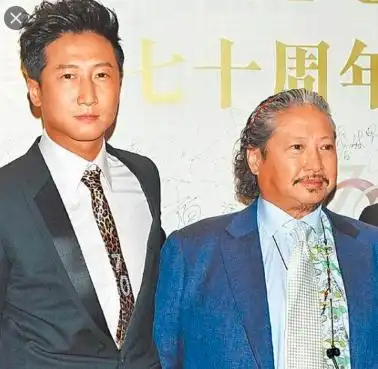 尽管洪天明仍在历经被爸爸催产,可他早就是俩儿子的爸爸了,儿子在2013