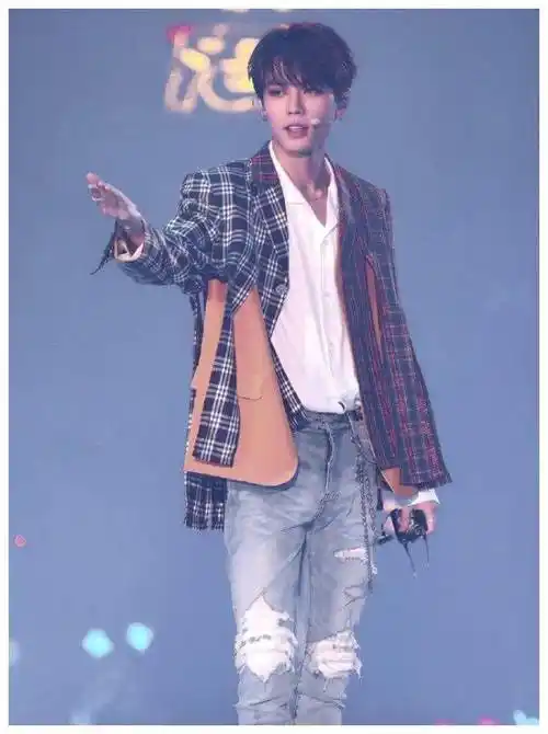 没想到偶练林彦俊这么少女?表面穿西装,背地却穿"萌妹袜"!