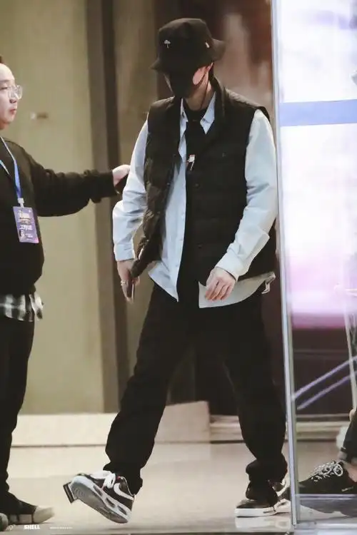 王一博的机场私服会一次一次刷新你对时尚的认知,简直就是神,一个走在