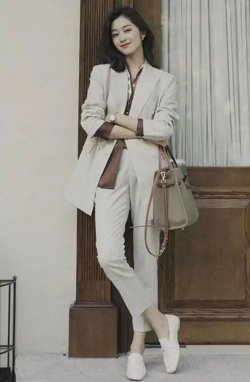 今年秋天不兴穿风衣了!有品味的女人都在穿这3件衣服,优雅高级