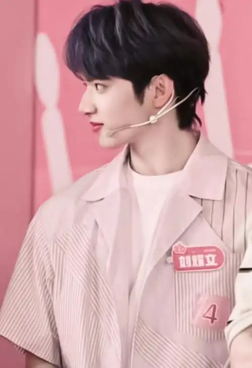 刘耀文晒拍立得##刘耀文拍立得背景好闪