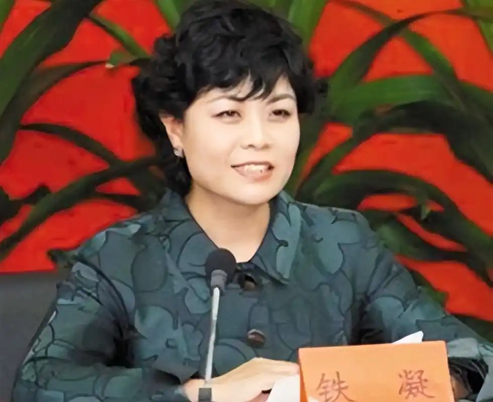 高颜值中央女干部走红,学历不高却难挡才华,贵在不过多粉饰