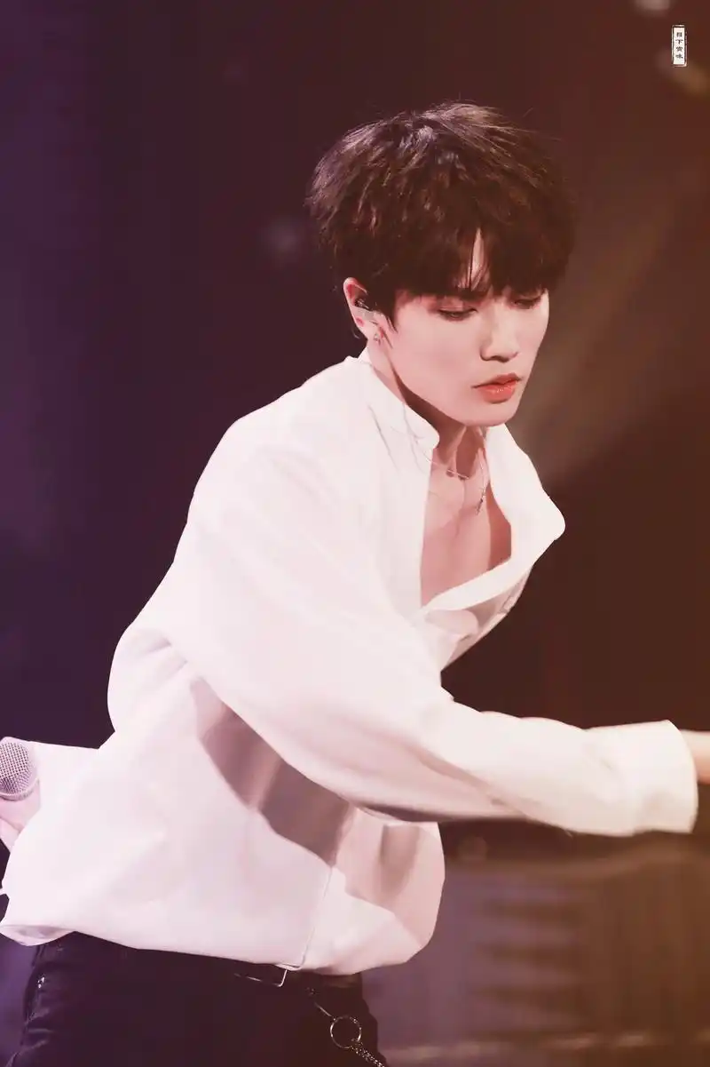 nine percent队长蔡徐坤在舞台上真的让你挪不开眼,舞台魅力满分,很懂