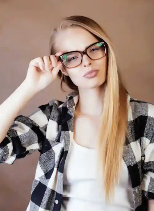 带着眼镜的金发美女