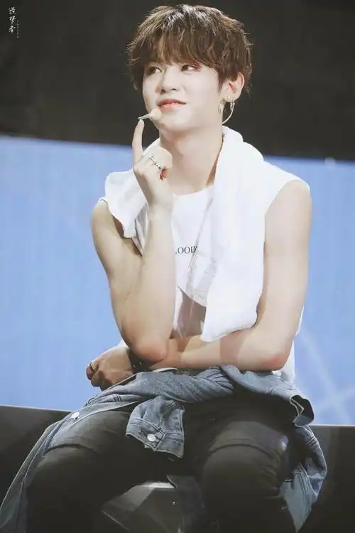 黄明昊优雅的泳姿和好的水性,令人赞叹,原来他获得过省级比赛奖