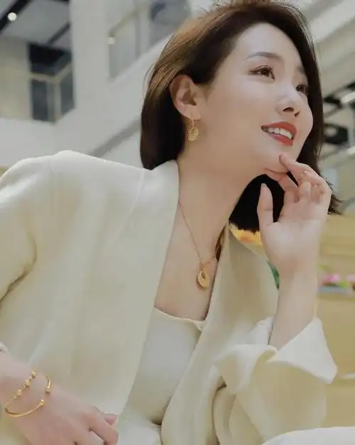 真正有品位的女人出门很少穿金戴银换成这些首饰更有气质