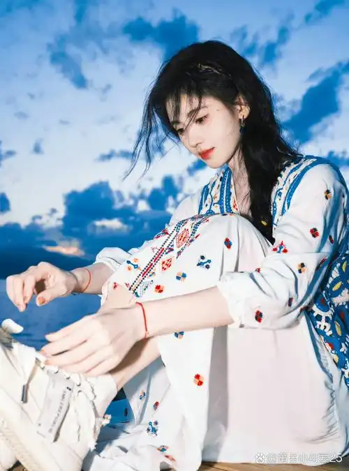 鞠婧祎海边氛围感,美颜暴击!