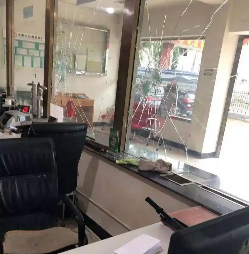 防弹玻璃和普通玻璃有什么区别?有能抵御tnt炸药的玻璃吗?