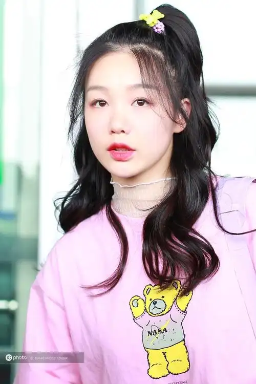 火箭少女101徐梦洁现身机场现场维护秩序开怀大笑是小太阳