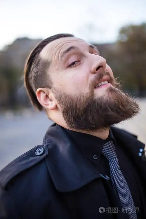 在街上留着胡子的帅哥.运动理念照片-正版商用图片0tllu2-摄图新视界