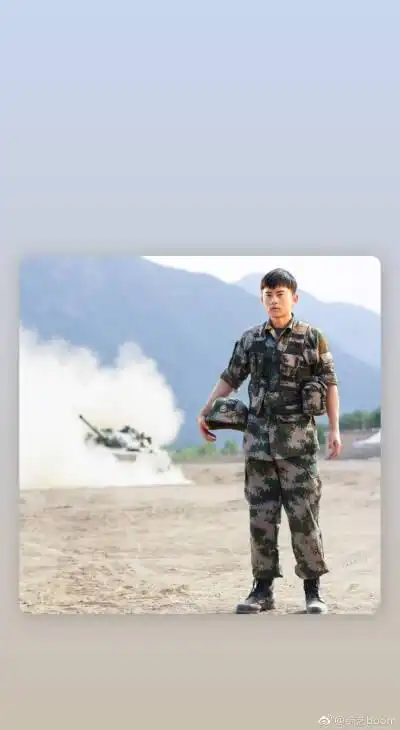 张杰 张杰帅气军装,非常英姿飒爽有木有,军装是最漂亮的颜色～[米奇