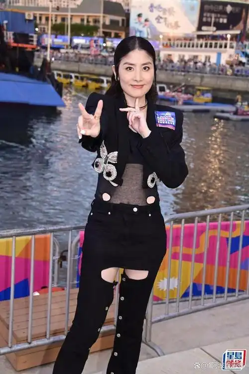 陈慧琳是香港乐坛的天后级人物,不仅歌声动人,舞台风采也十分出众.
