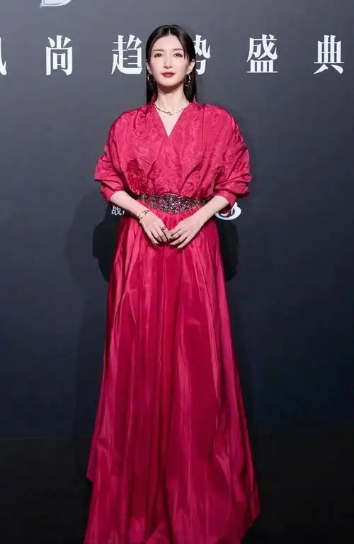 被"消失"2年的万茜惊艳,从不穿暴露礼服却艳压群芳|黄奕|红毯|张雨绮