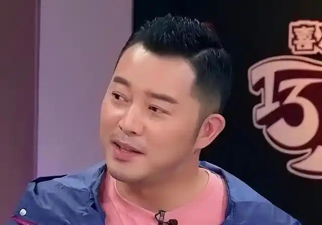 也不知是悄咪咪植了发,还是头顶假发片,后来的沙溢头发茂密,完全不见