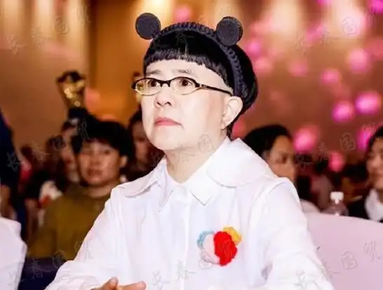 央视主持人金龟子旧照曝光模样青涩亲和力十足