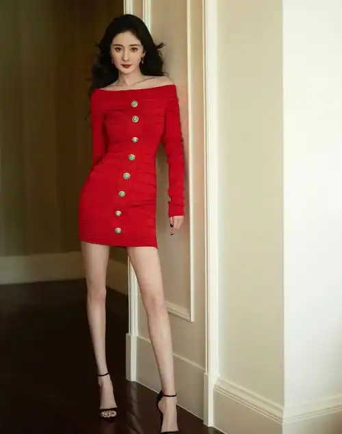 杨幂明艳红裙大片,楚楚动人!__财经头条
