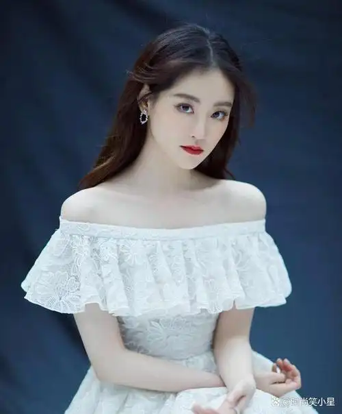 祝绪丹一抹白色露肩连衣裙甜美怡人