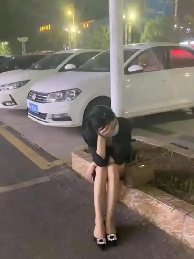 女子深夜下班回家路过咖啡厅发现老公却偷偷喝酒抹眼泪不敢问