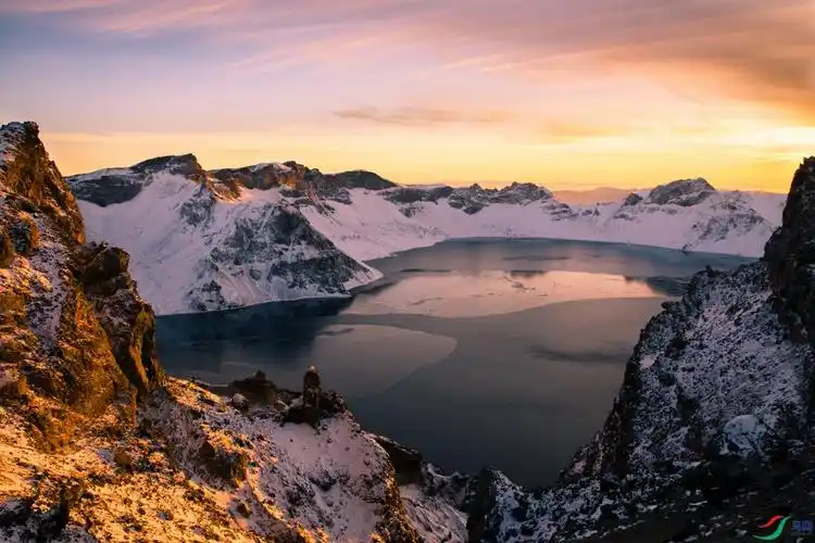 夕阳映衬下的长白山天池