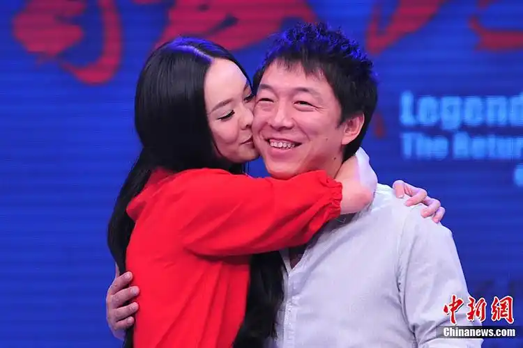 黄渤江一燕出席假装情侣全国首映会