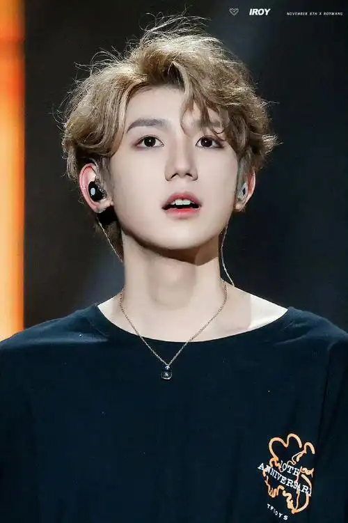 王源出发美国机场路透