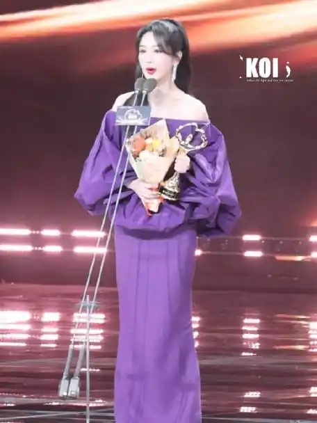 杨紫三获微博queen