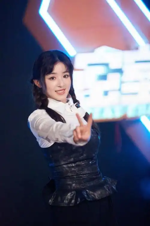 张含韵:阳光般甜美的青春女孩,活力四溢的时尚可爱魅力