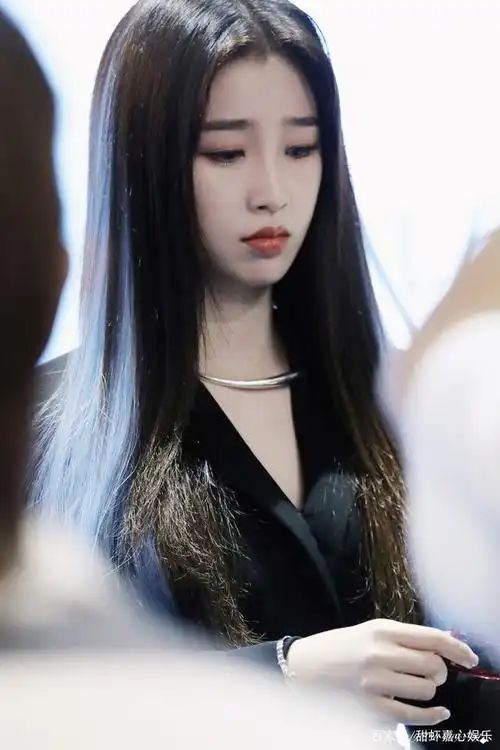 虞书欣蓝色挑染长发又美又飒