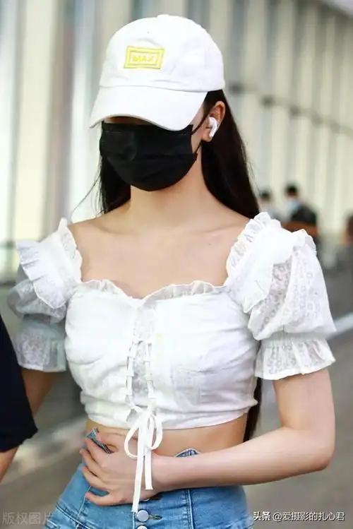 时尚街拍孔雪儿白色泡泡袖露脐上衣蓝色牛仔喇叭裤运动鞋