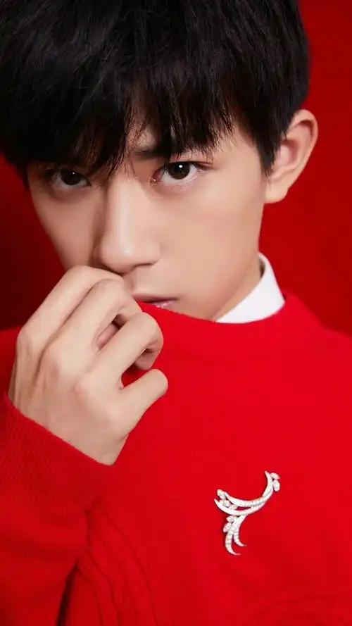 易烊千玺红色毛衣帅气写真