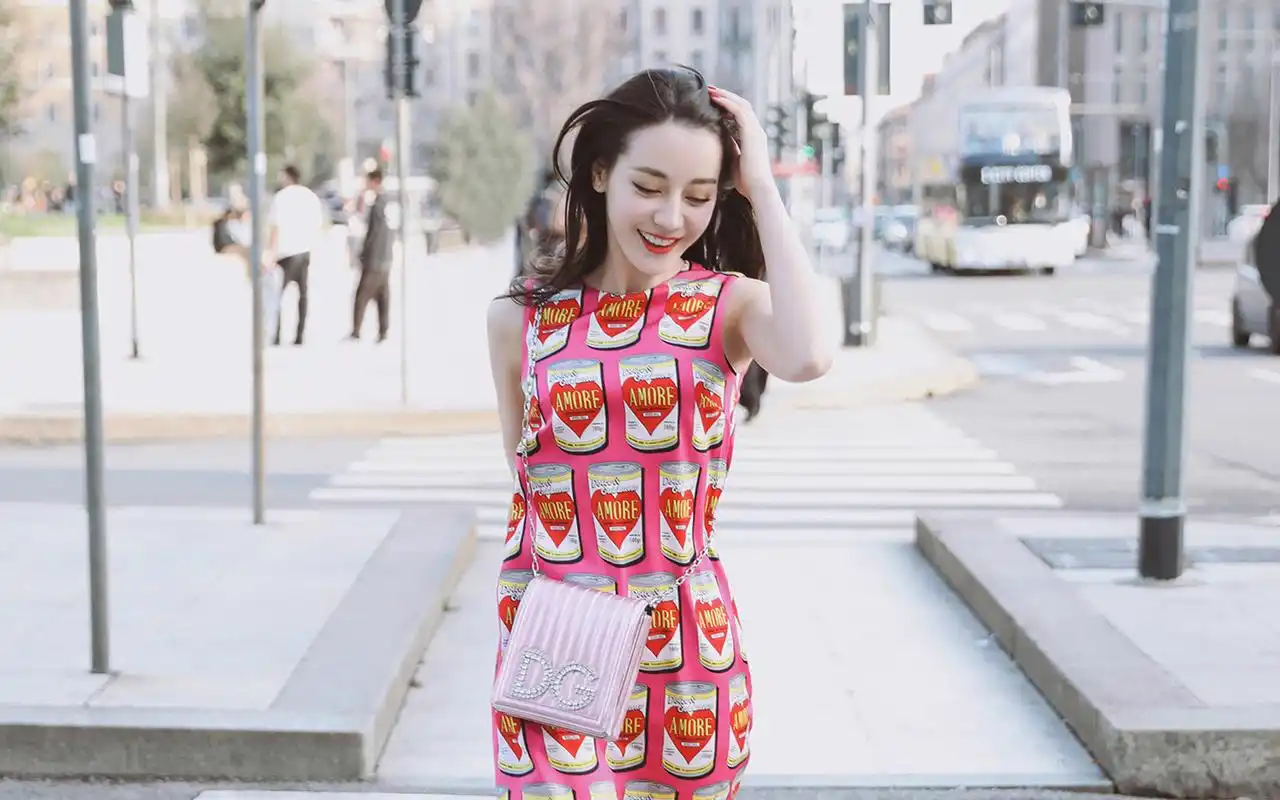 迪丽热巴性感街拍高清桌面壁纸