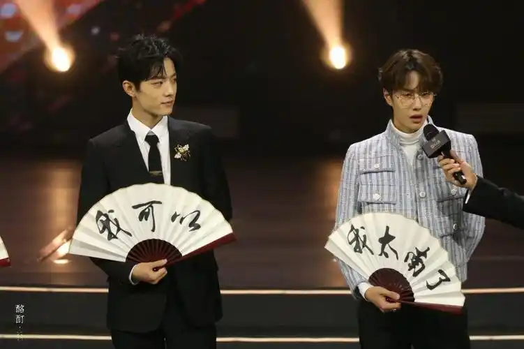 肖战王一博创造101合体被冷落耳返一人一只细节引人泪崩