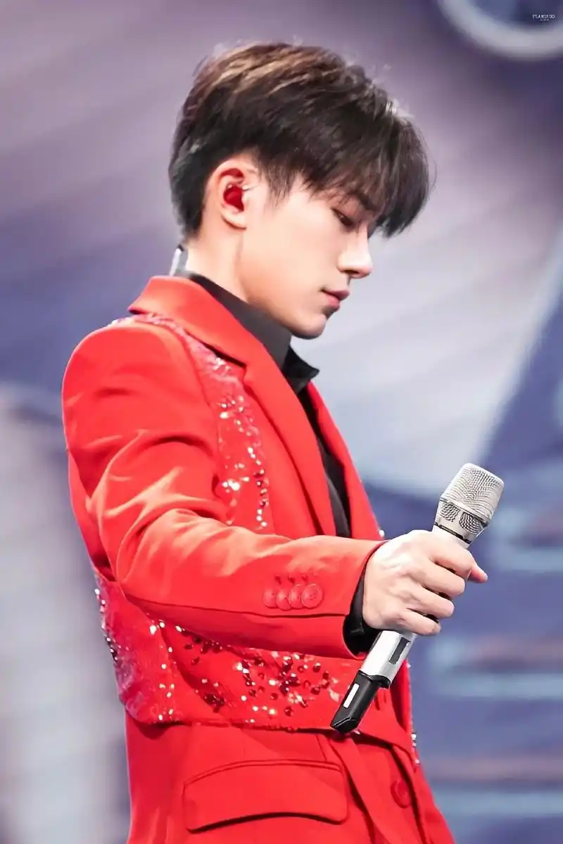 易烊千玺壁纸最喜欢穿红衣服的千千了喜气洋洋的千总真好看啊