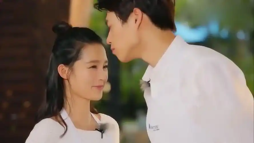 《我们相爱吧2》魏大勋吻上李沁,李沁一脸羞涩,这也太甜了!