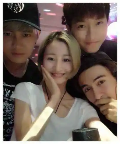 任嘉伦带妻子参加聚会,两人一起穿情侣装,网友:这也