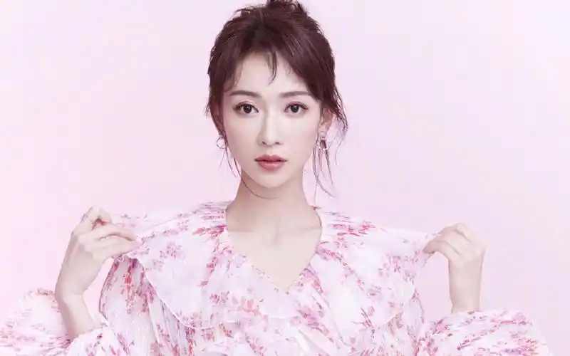 吴谨言粉色长裙高清桌面壁纸